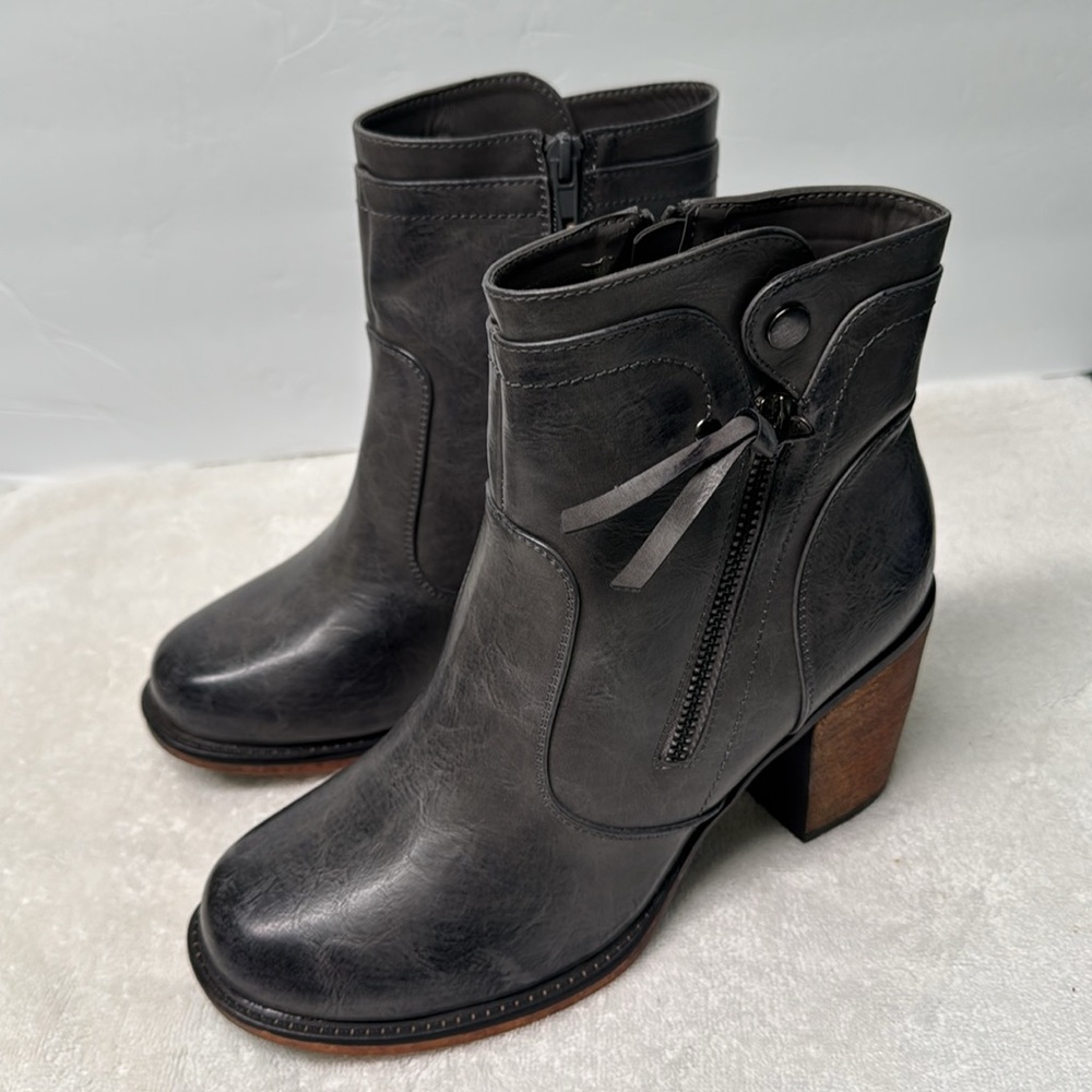 Buckle-‎ Vintage 93 Distressed Gray Heeled Booties